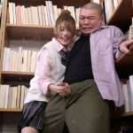 ［相沢みなみ×大村］JKコスプレで痴女られると、唾液絡めた手コキ＆フェラ後に豪快な男潮吹き！