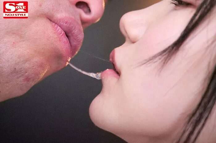 ［三田真鈴×吉村卓］出演動画２本、失禁浴び飲尿やベロチュウ接吻に続く涎ゴックンと濃厚絡み！